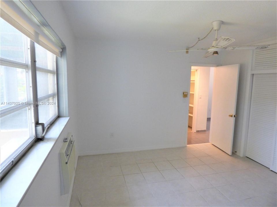 Active With Contract: $63,000 (1 beds, 1 baths, 688 Square Feet)