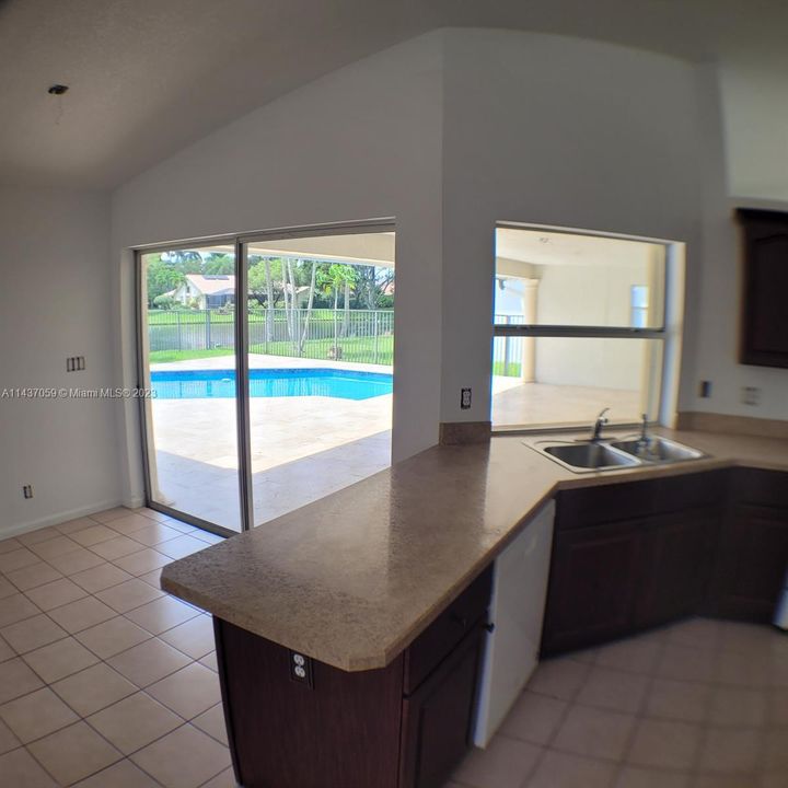 Недавно продано: $839,000 (4 спален, 2 ванн, 2461 Квадратных фут)