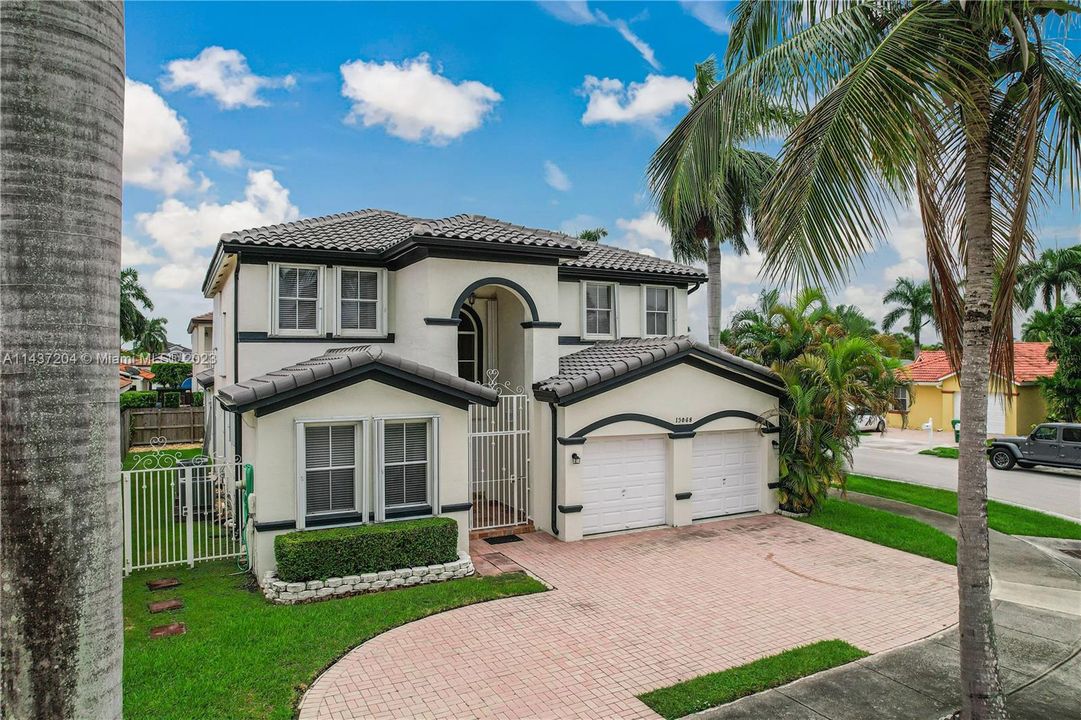 Recently Sold: $799,000 (4 beds, 3 baths, 2563 Square Feet)