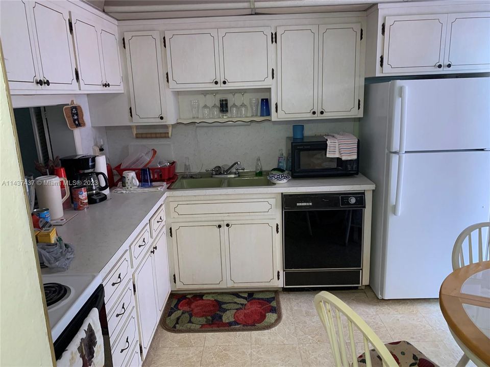 For Sale: $125,000 (2 beds, 1 baths, 935 Square Feet)