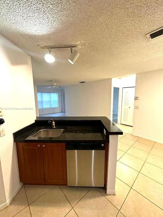 Recently Rented: $1,650 (1 beds, 1 baths, 712 Square Feet)