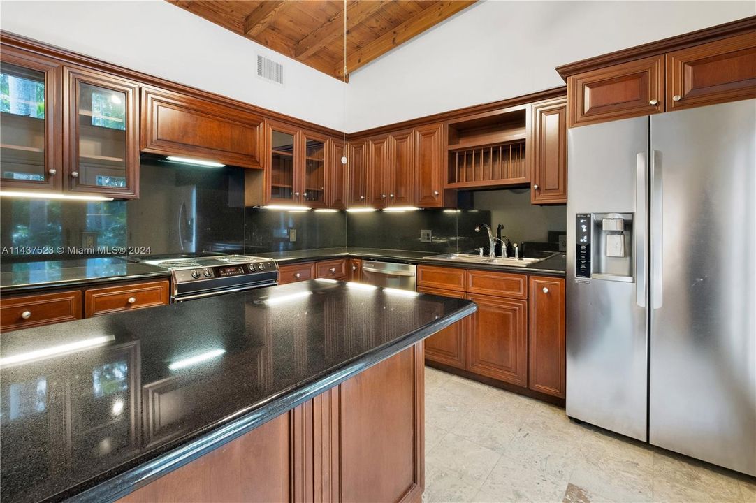 Recently Sold: $1,825,000 (2 beds, 2 baths, 1640 Square Feet)