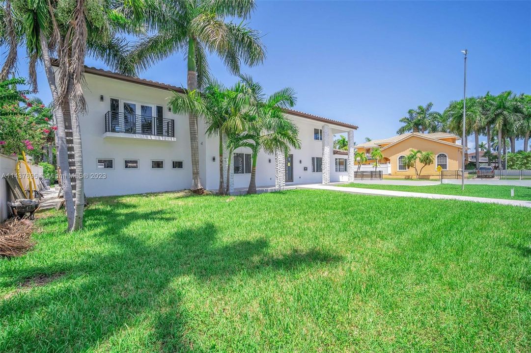 Недавно продано: $2,345,000 (5 спален, 5 ванн, 3676 Квадратных фут)