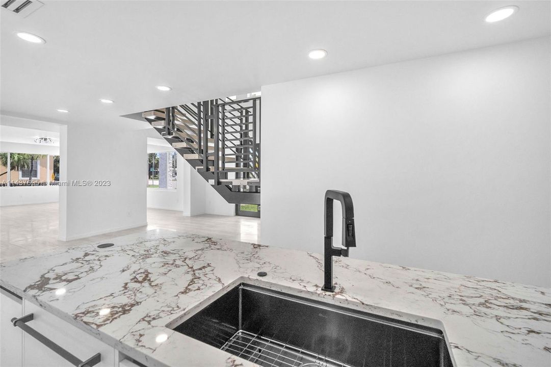 Недавно продано: $2,345,000 (5 спален, 5 ванн, 3676 Квадратных фут)