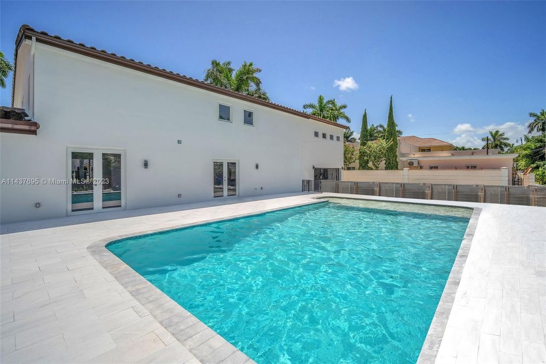 Недавно продано: $2,345,000 (5 спален, 5 ванн, 3676 Квадратных фут)