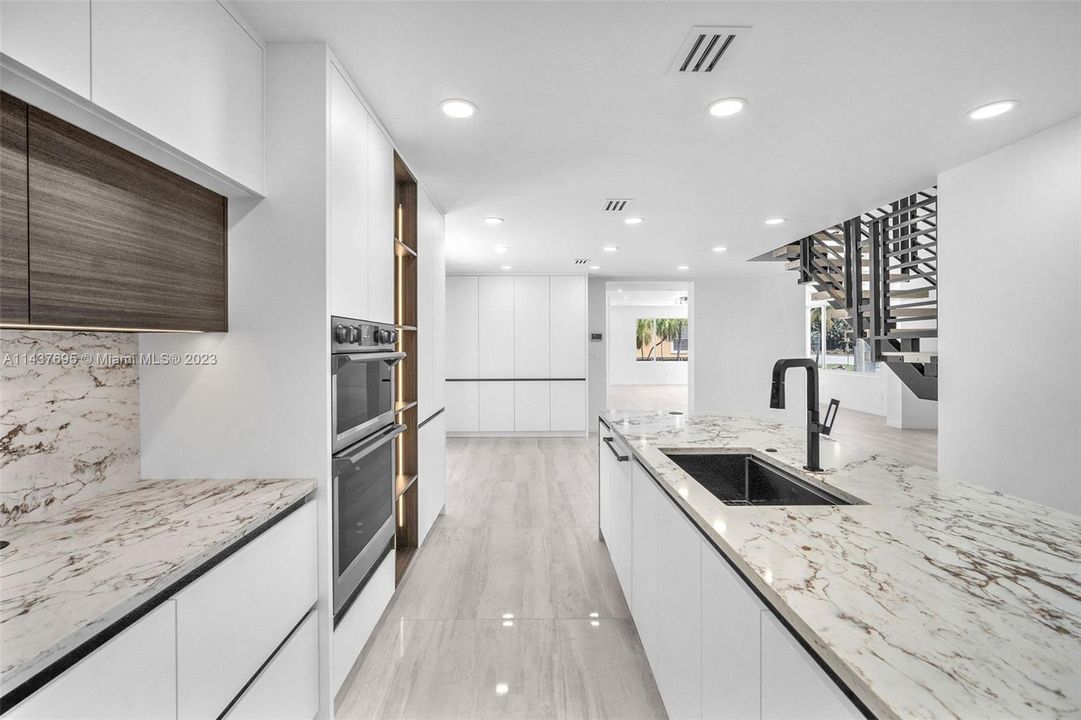 Недавно продано: $2,345,000 (5 спален, 5 ванн, 3676 Квадратных фут)