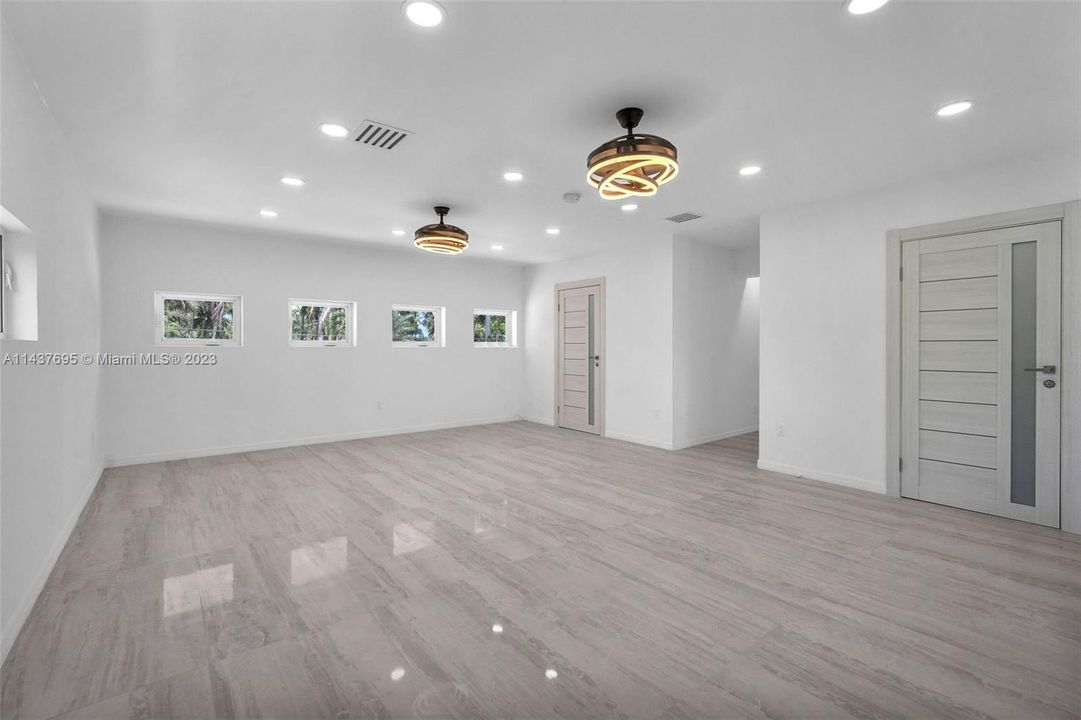 Недавно продано: $2,345,000 (5 спален, 5 ванн, 3676 Квадратных фут)