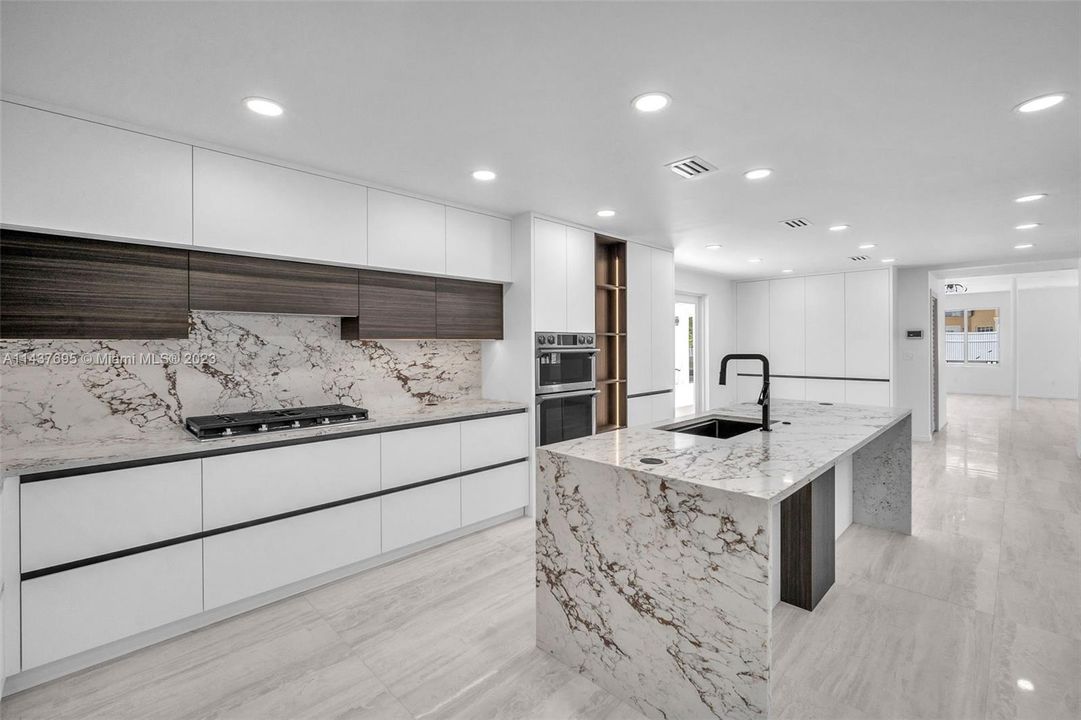 Недавно продано: $2,345,000 (5 спален, 5 ванн, 3676 Квадратных фут)