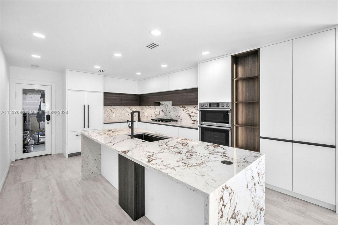 Недавно продано: $2,345,000 (5 спален, 5 ванн, 3676 Квадратных фут)