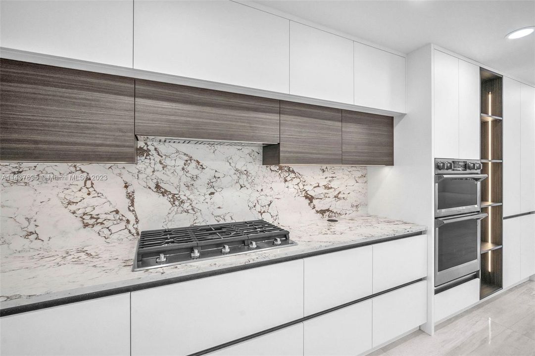 Недавно продано: $2,345,000 (5 спален, 5 ванн, 3676 Квадратных фут)