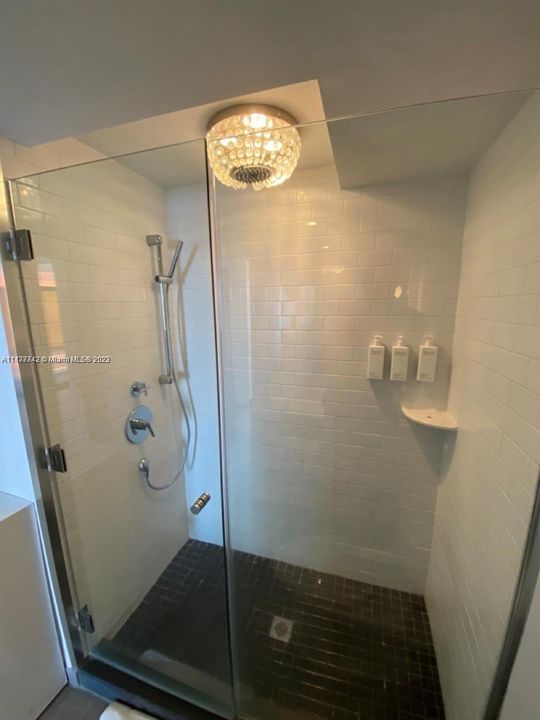 For Sale: $650,000 (1 beds, 1 baths, 696 Square Feet)