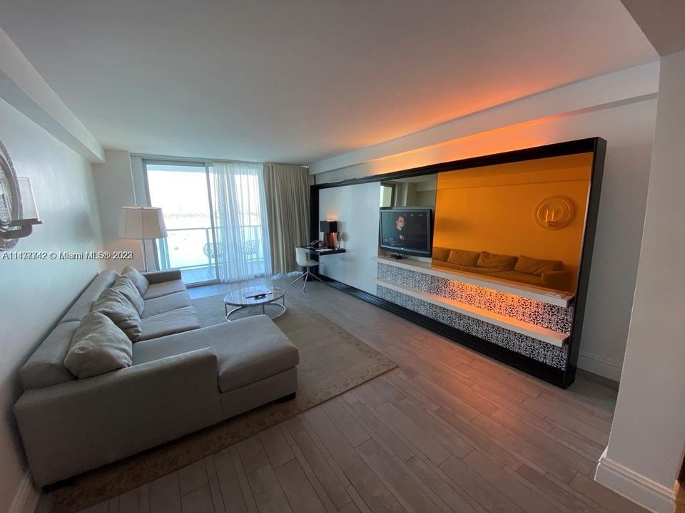 For Sale: $650,000 (1 beds, 1 baths, 696 Square Feet)