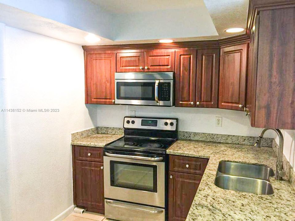 Recently Rented: $1,725 (1 beds, 1 baths, 714 Square Feet)