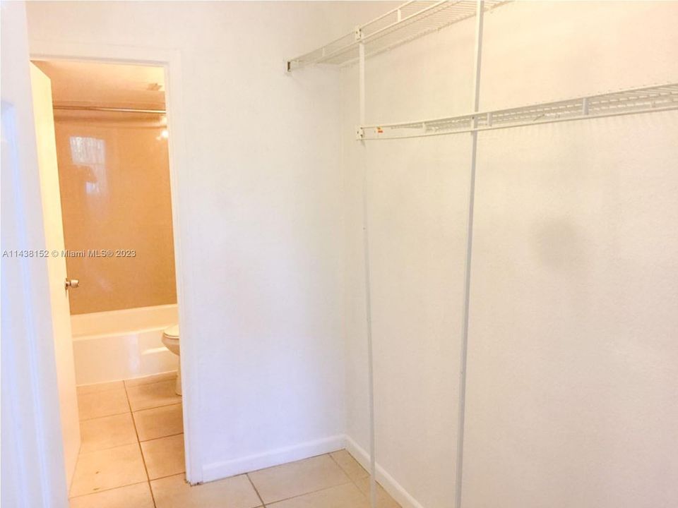 Recently Rented: $1,725 (1 beds, 1 baths, 714 Square Feet)