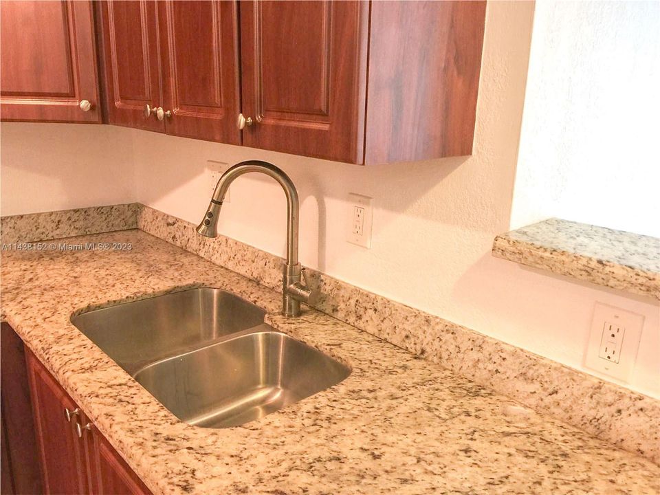 Recently Rented: $1,725 (1 beds, 1 baths, 714 Square Feet)