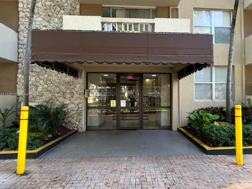 Recently Rented: $1,725 (1 beds, 1 baths, 714 Square Feet)