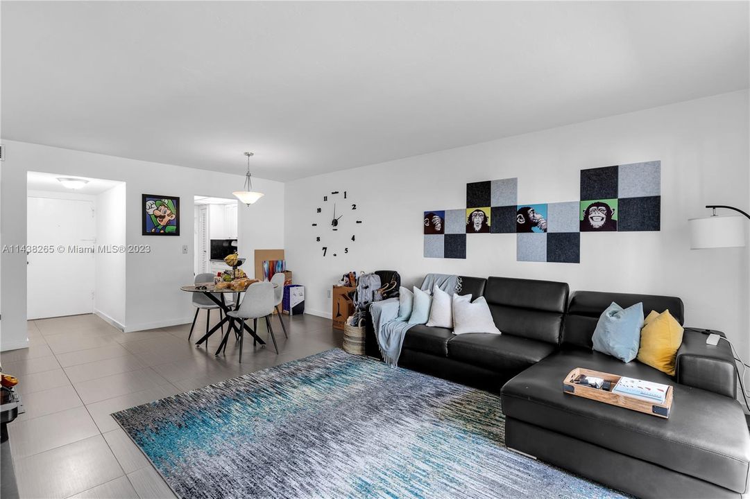 Recently Sold: $284,900 (1 beds, 1 baths, 894 Square Feet)