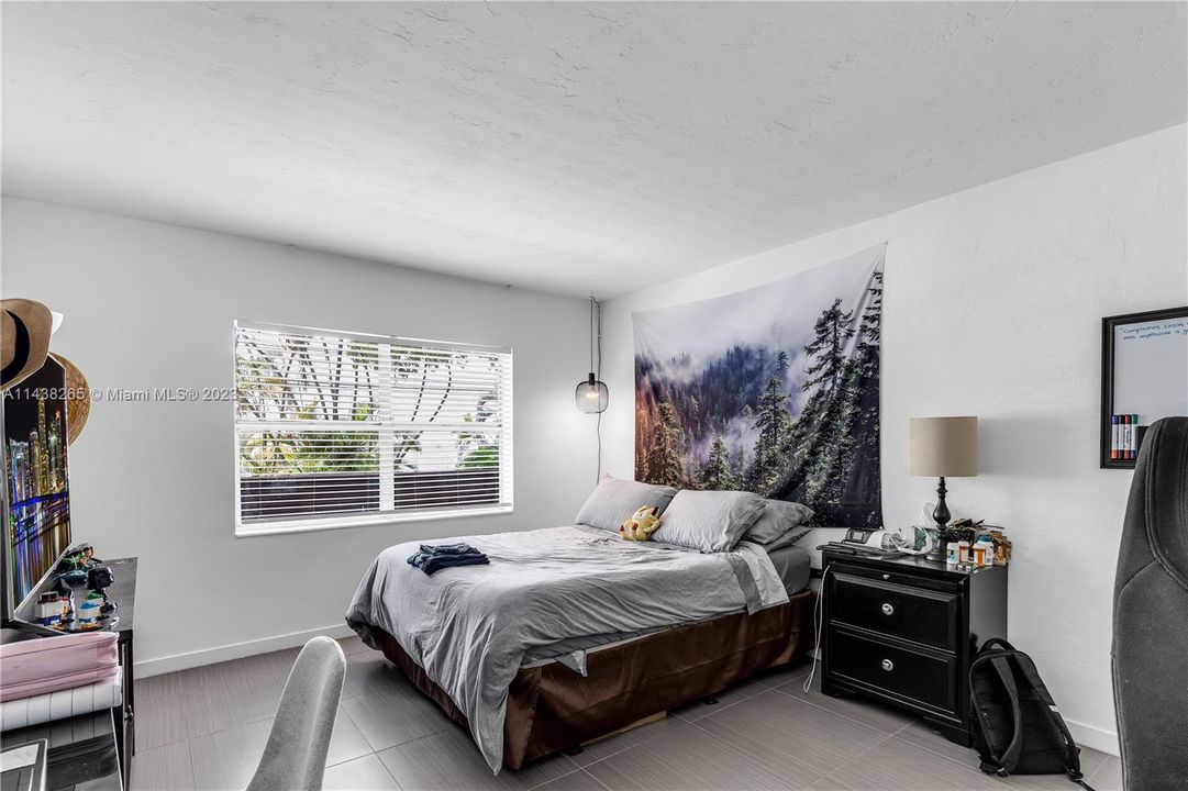 Recently Sold: $284,900 (1 beds, 1 baths, 894 Square Feet)