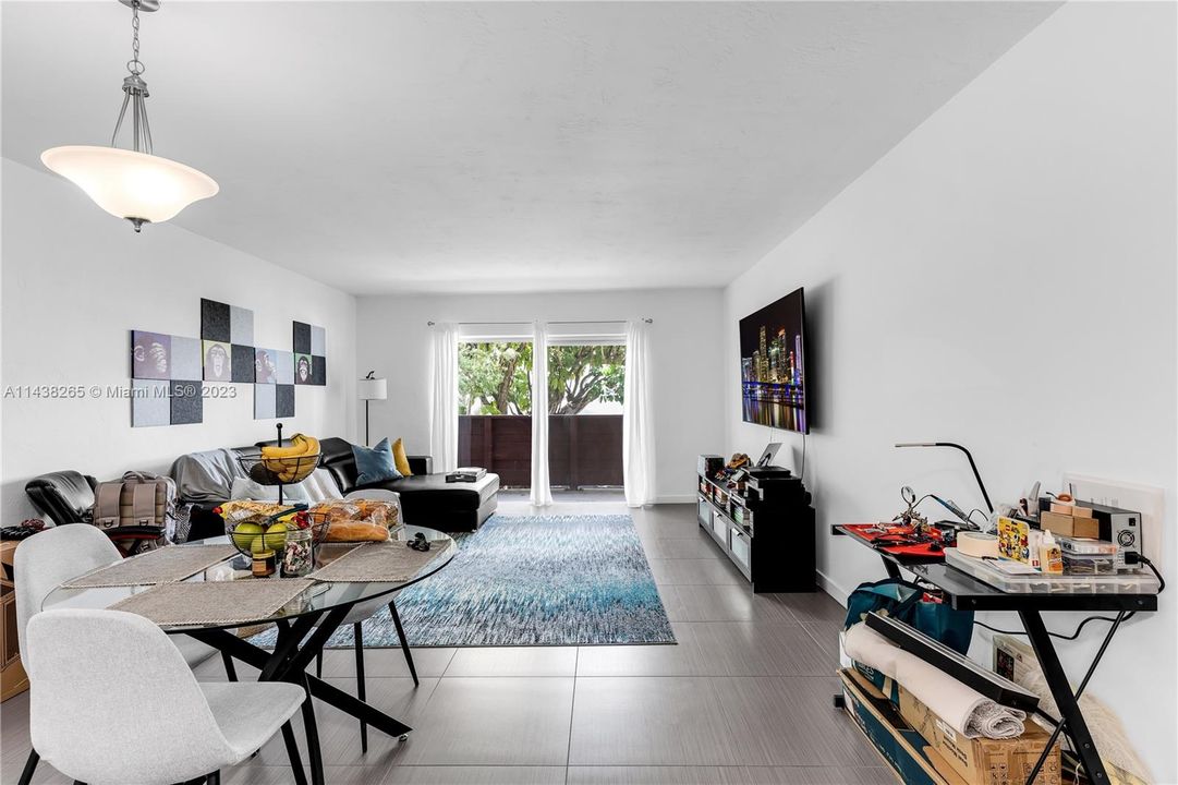 Recently Sold: $284,900 (1 beds, 1 baths, 894 Square Feet)