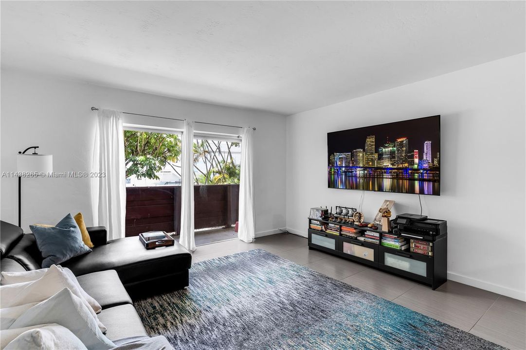 Recently Sold: $284,900 (1 beds, 1 baths, 894 Square Feet)