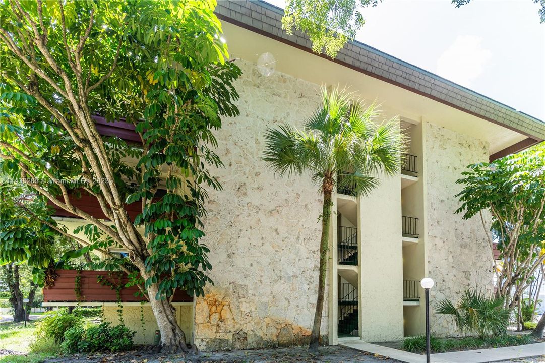 Recently Sold: $284,900 (1 beds, 1 baths, 894 Square Feet)