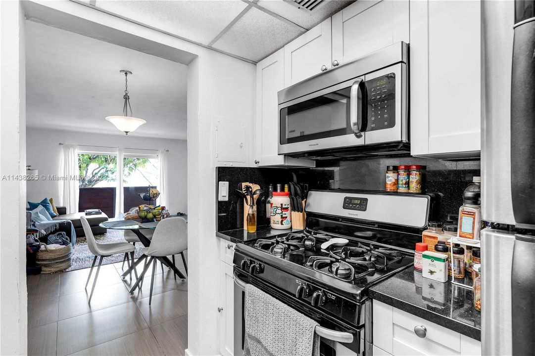 Recently Sold: $284,900 (1 beds, 1 baths, 894 Square Feet)