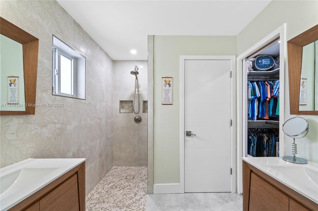 Recently Sold: $630,000 (3 beds, 2 baths, 1572 Square Feet)