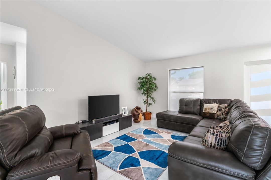Recently Sold: $630,000 (3 beds, 2 baths, 1572 Square Feet)