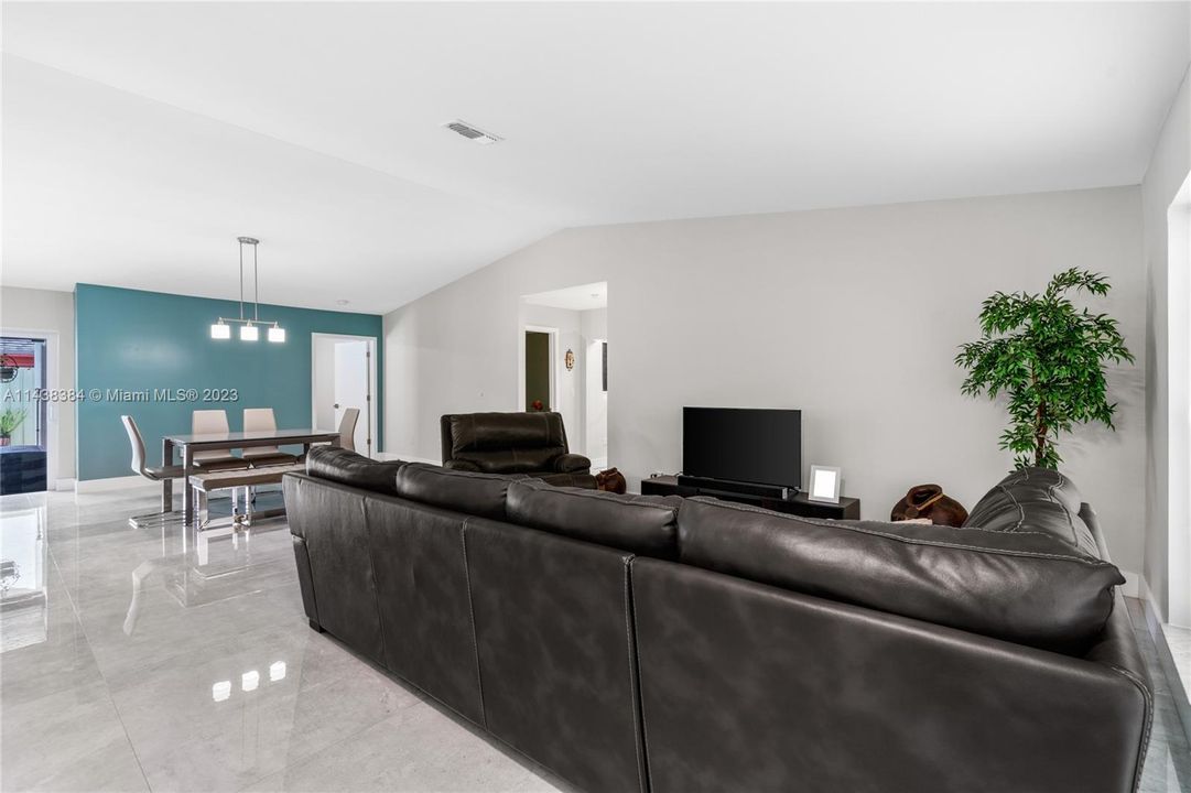 Recently Sold: $630,000 (3 beds, 2 baths, 1572 Square Feet)