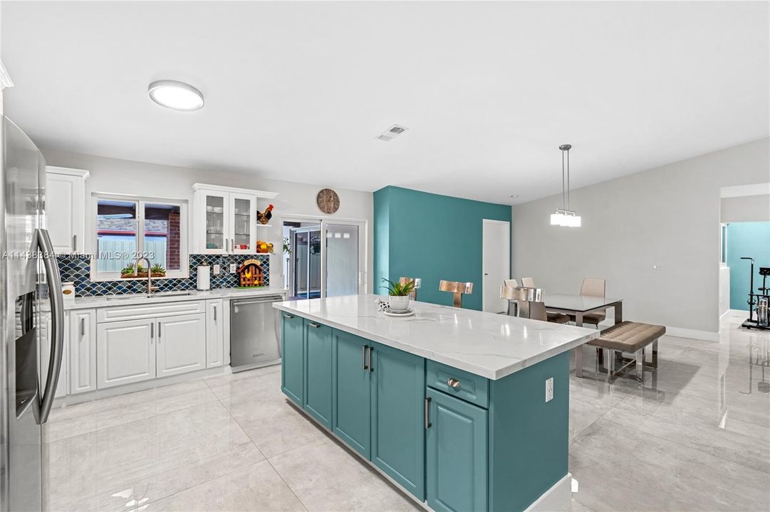 Recently Sold: $630,000 (3 beds, 2 baths, 1572 Square Feet)