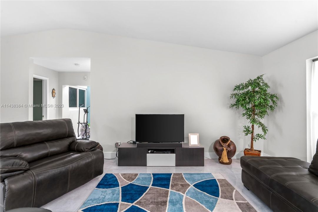 Recently Sold: $630,000 (3 beds, 2 baths, 1572 Square Feet)