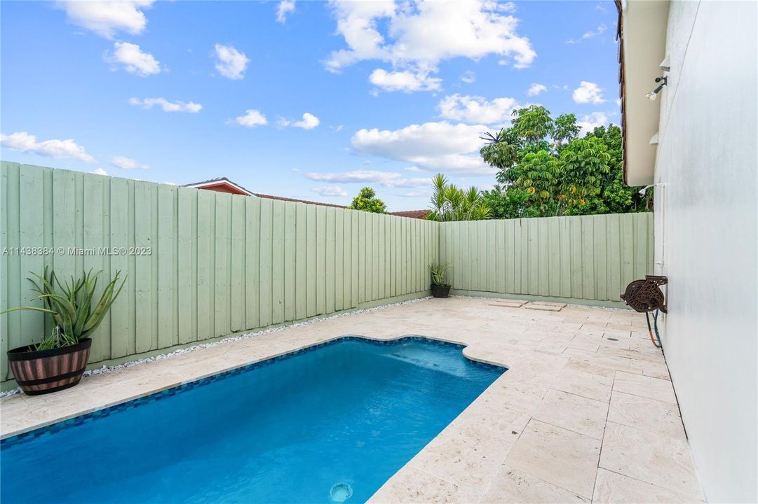 Recently Sold: $630,000 (3 beds, 2 baths, 1572 Square Feet)