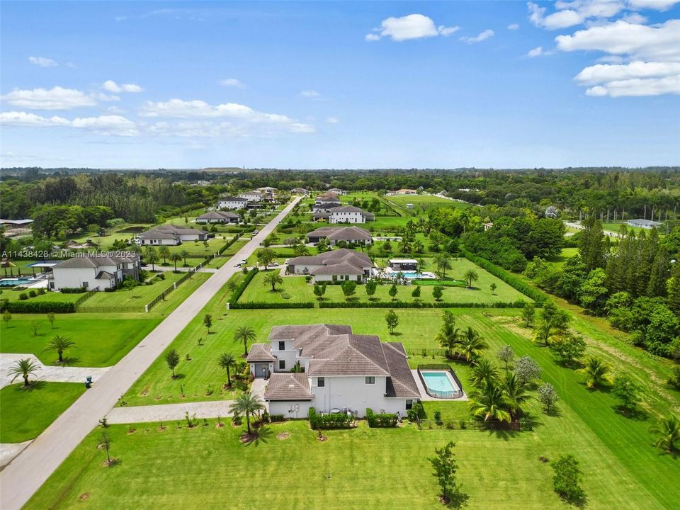 最近租的: $13,900 (5 贝兹, 5 浴室, 4605 平方英尺)