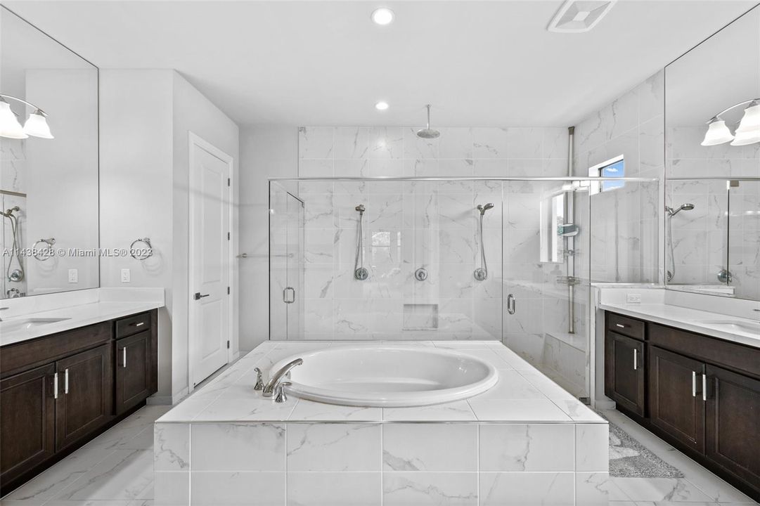 最近租的: $13,900 (5 贝兹, 5 浴室, 4605 平方英尺)