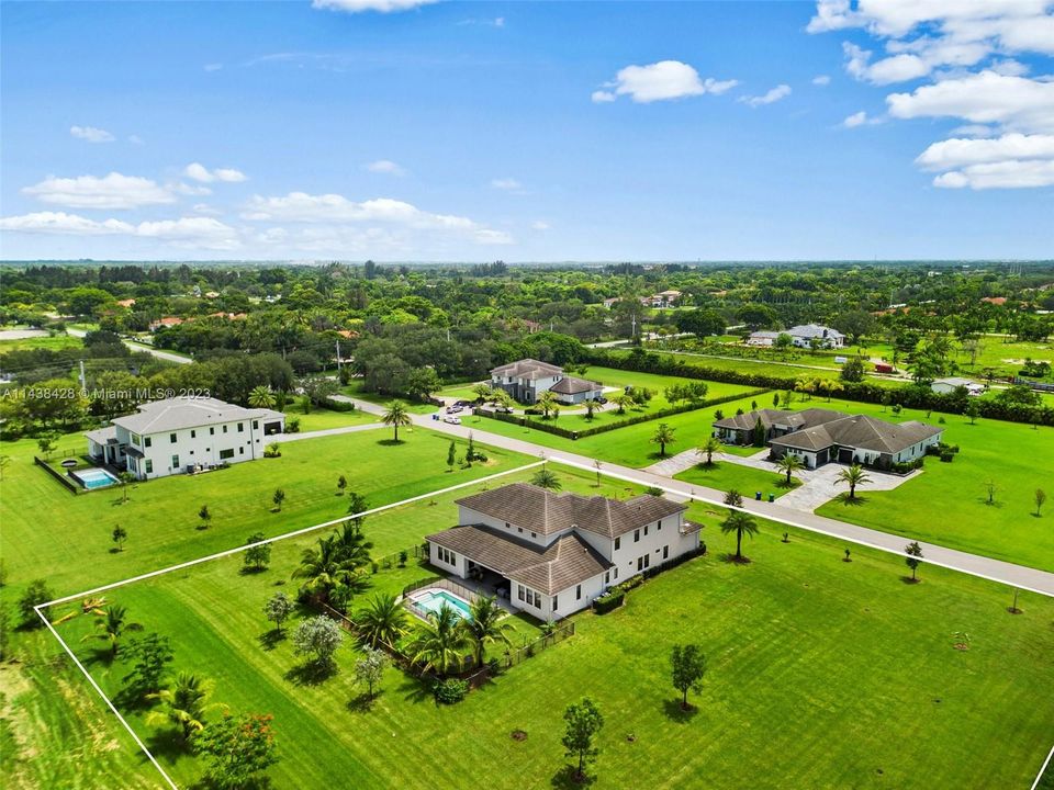 最近租的: $13,900 (5 贝兹, 5 浴室, 4605 平方英尺)