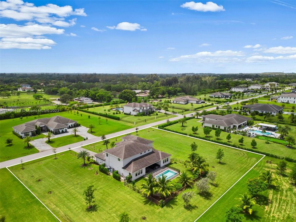 最近租的: $13,900 (5 贝兹, 5 浴室, 4605 平方英尺)