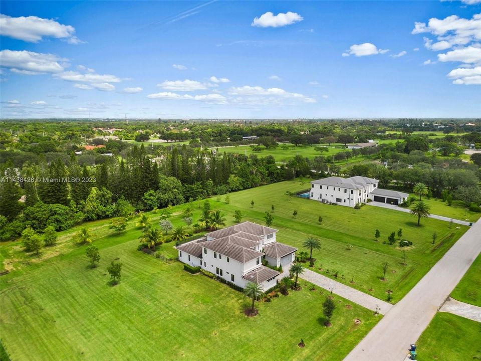 最近租的: $13,900 (5 贝兹, 5 浴室, 4605 平方英尺)