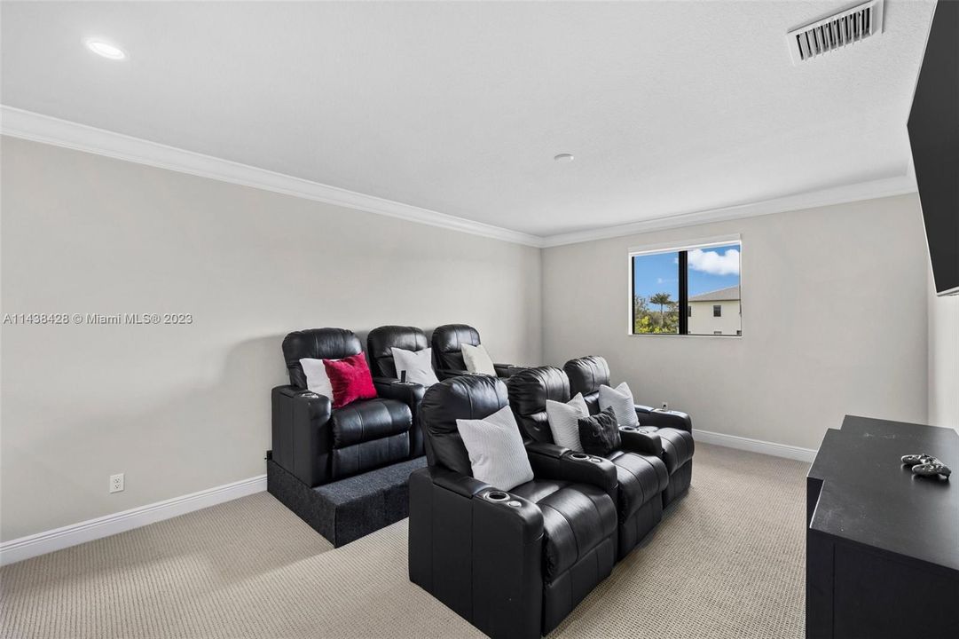 最近租的: $13,900 (5 贝兹, 5 浴室, 4605 平方英尺)