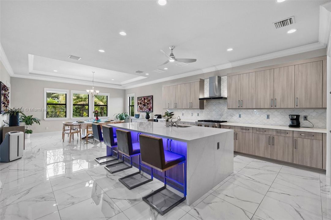 最近租的: $13,900 (5 贝兹, 5 浴室, 4605 平方英尺)