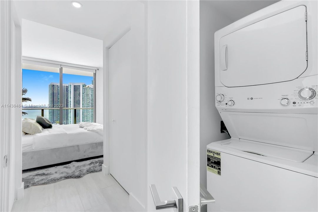 Recently Sold: $600,000 (1 beds, 1 baths, 713 Square Feet)