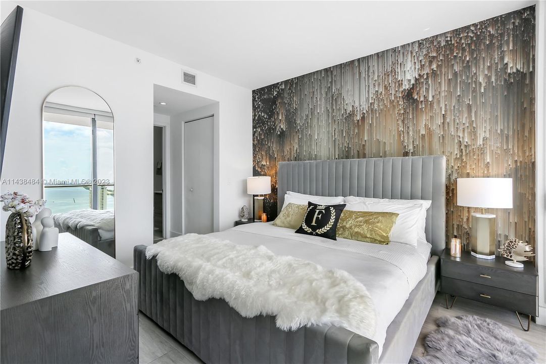 Recently Sold: $600,000 (1 beds, 1 baths, 713 Square Feet)