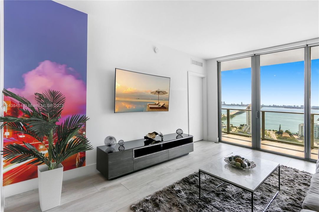 Recently Sold: $600,000 (1 beds, 1 baths, 713 Square Feet)