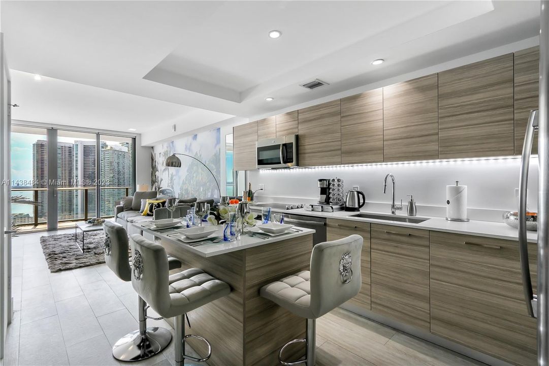 Recently Sold: $600,000 (1 beds, 1 baths, 713 Square Feet)