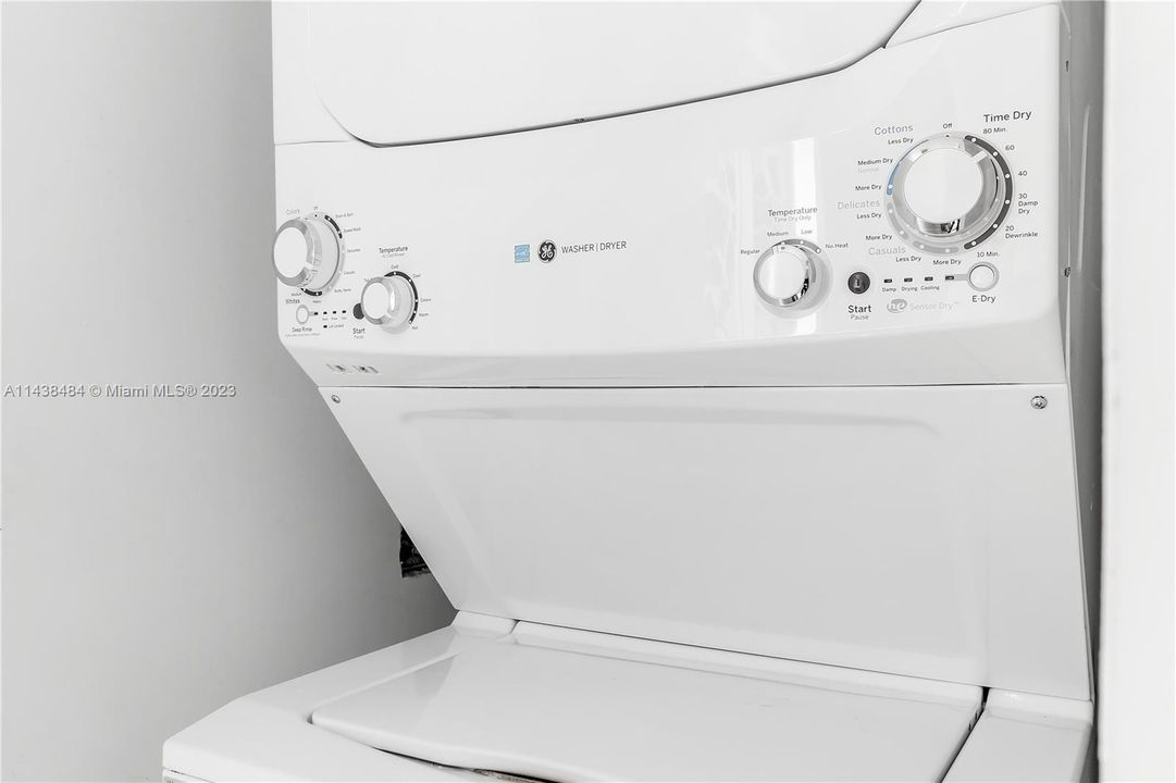 Recently Sold: $600,000 (1 beds, 1 baths, 713 Square Feet)