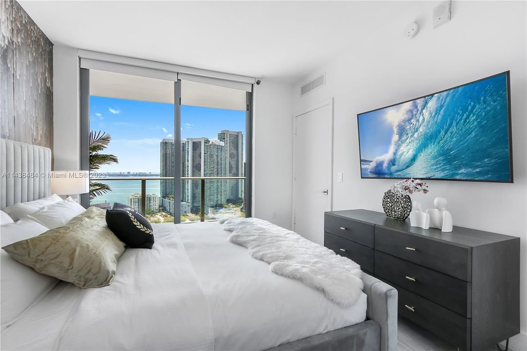 Recently Sold: $600,000 (1 beds, 1 baths, 713 Square Feet)