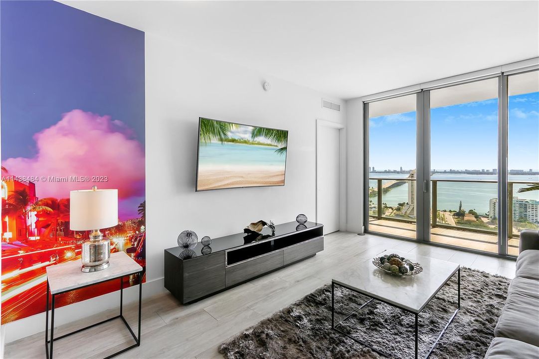 Recently Sold: $600,000 (1 beds, 1 baths, 713 Square Feet)