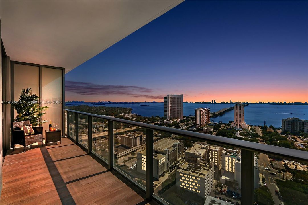 Recently Sold: $600,000 (1 beds, 1 baths, 713 Square Feet)