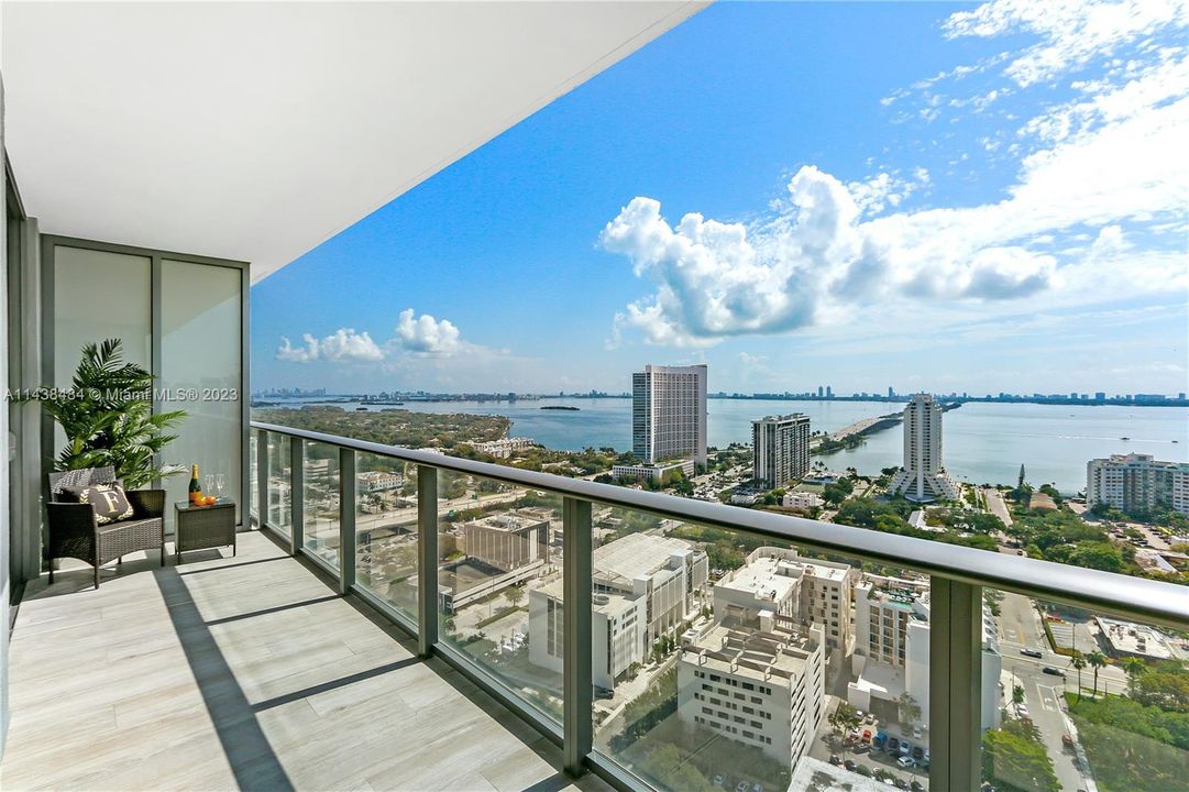 Recently Sold: $600,000 (1 beds, 1 baths, 713 Square Feet)