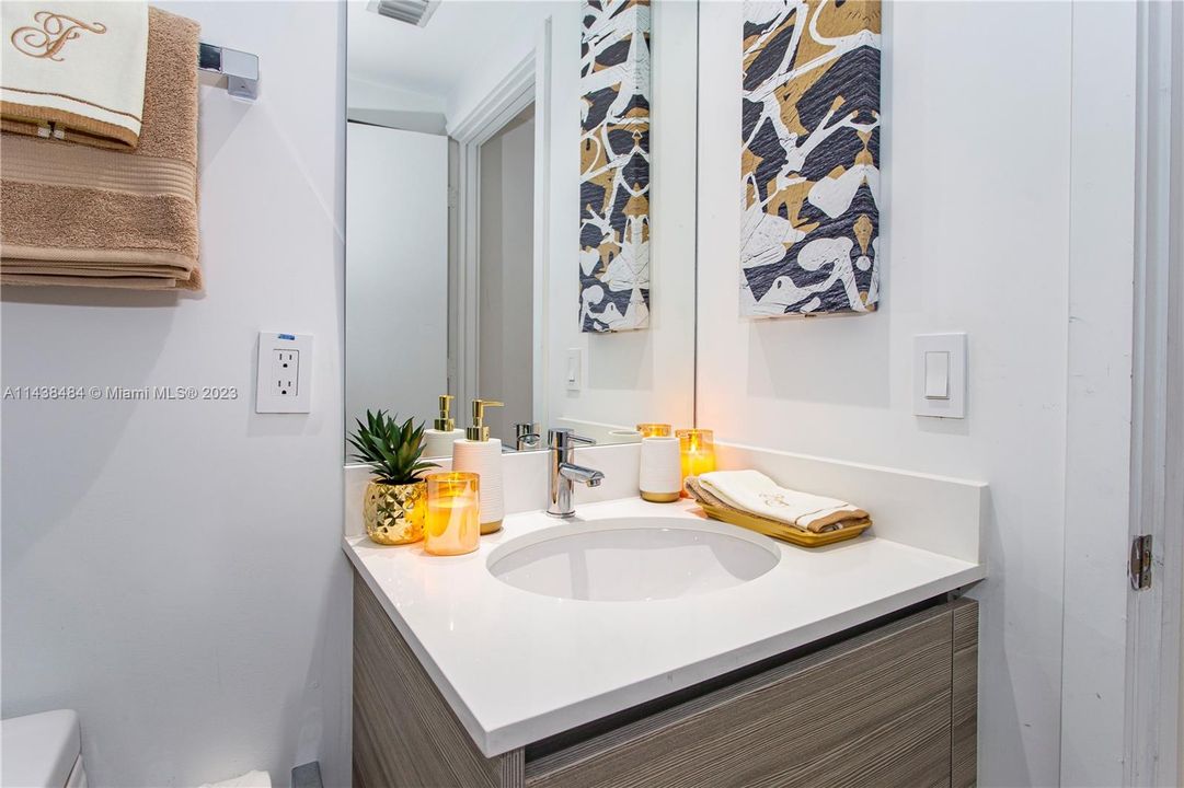 Recently Sold: $600,000 (1 beds, 1 baths, 713 Square Feet)