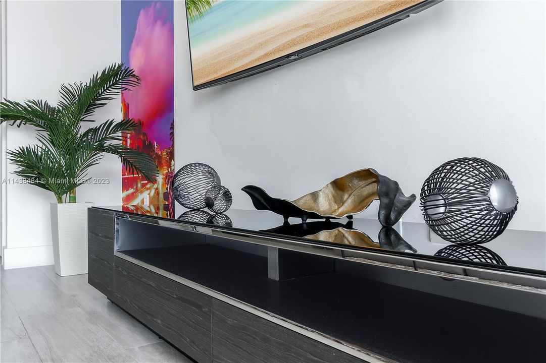 Recently Sold: $600,000 (1 beds, 1 baths, 713 Square Feet)